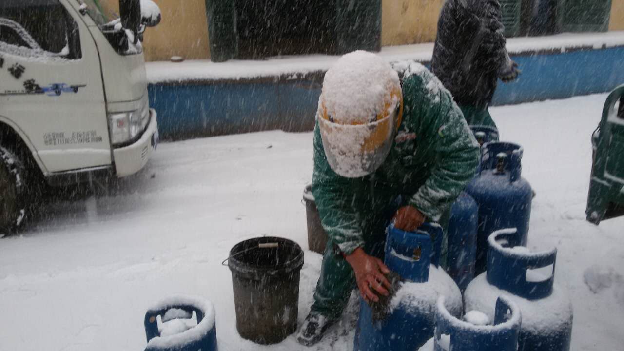 “世紀(jì)低溫”寒冬凌冽，運(yùn)氣工人冒雪送瓶