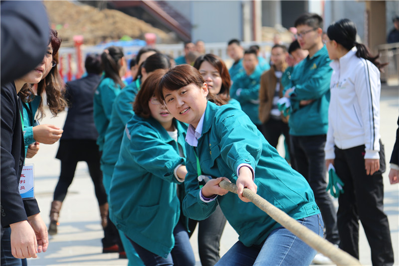 拔河比賽順利結(jié)束，凸顯團結(jié)拼搏精神