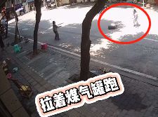 液化氣罐：大姨，請(qǐng)你尊重我，咱不帶這樣式兒的
