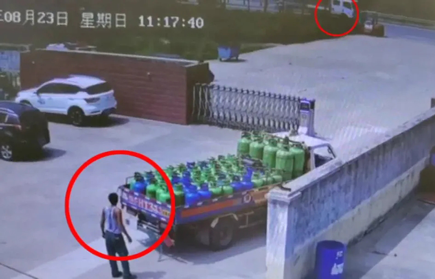 突發(fā)：道邊貨車突然著火，匯通“小哥”拎起滅火器就上